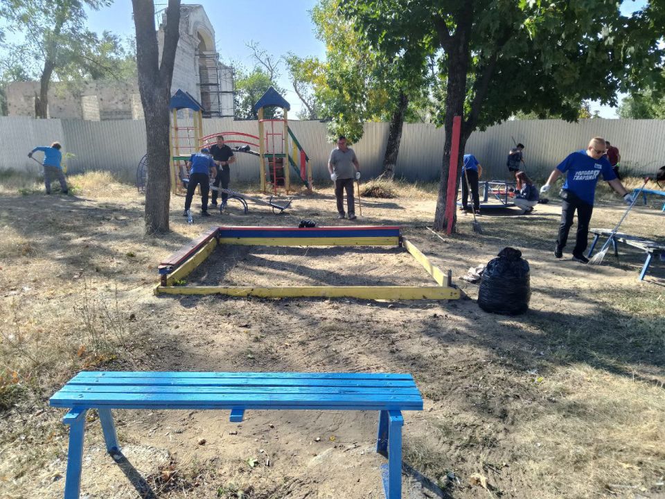 Проведение субботника в поселке Каменск Ильичевского района города Мариуполь Проведение субботника в поселке Каменск Ильичевского района города Мариуполь