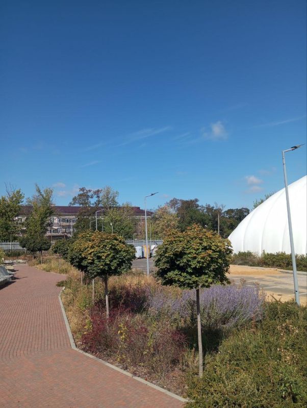 Восстановление ледового комплекса на проспекте Победы в Мариуполе Восстановление ледового комплекса на проспекте Победы в Мариуполе