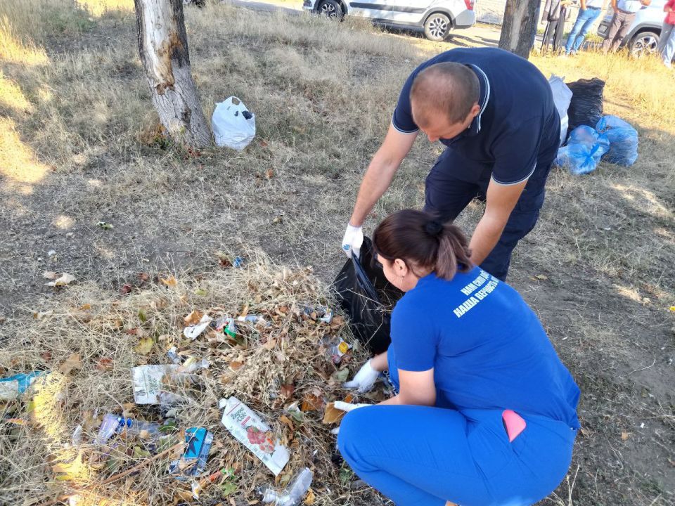 Проведение субботника в поселке Каменск Ильичевского района города Мариуполь Проведение субботника в поселке Каменск Ильичевского района города Мариуполь
