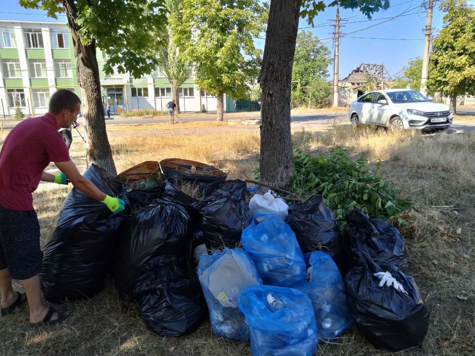 Проведение субботника в поселке Каменск Ильичевского района города Мариуполь