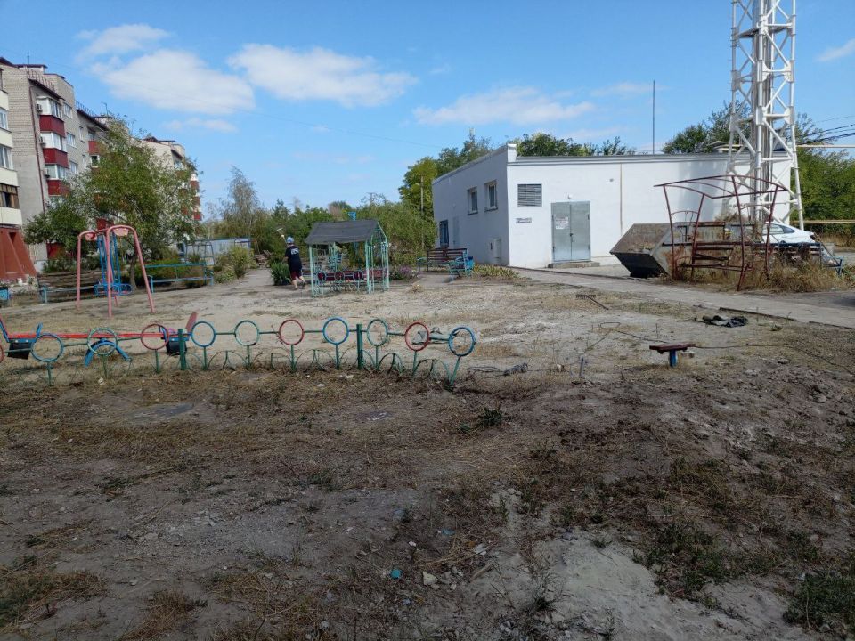 Проведение субботника в поселке Каменск Ильичевского района города Мариуполь Проведение субботника в поселке Каменск Ильичевского района города Мариуполь