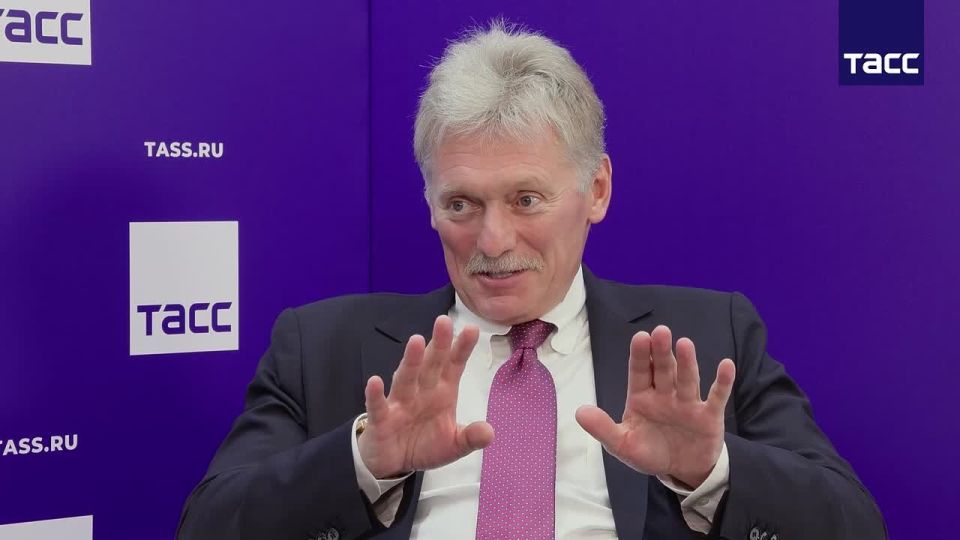 Переписка в любых мессенджерах абсолютно прозрачна для представителей спецслужб, заявил ТАСС Песков в интервью на ВЭФ