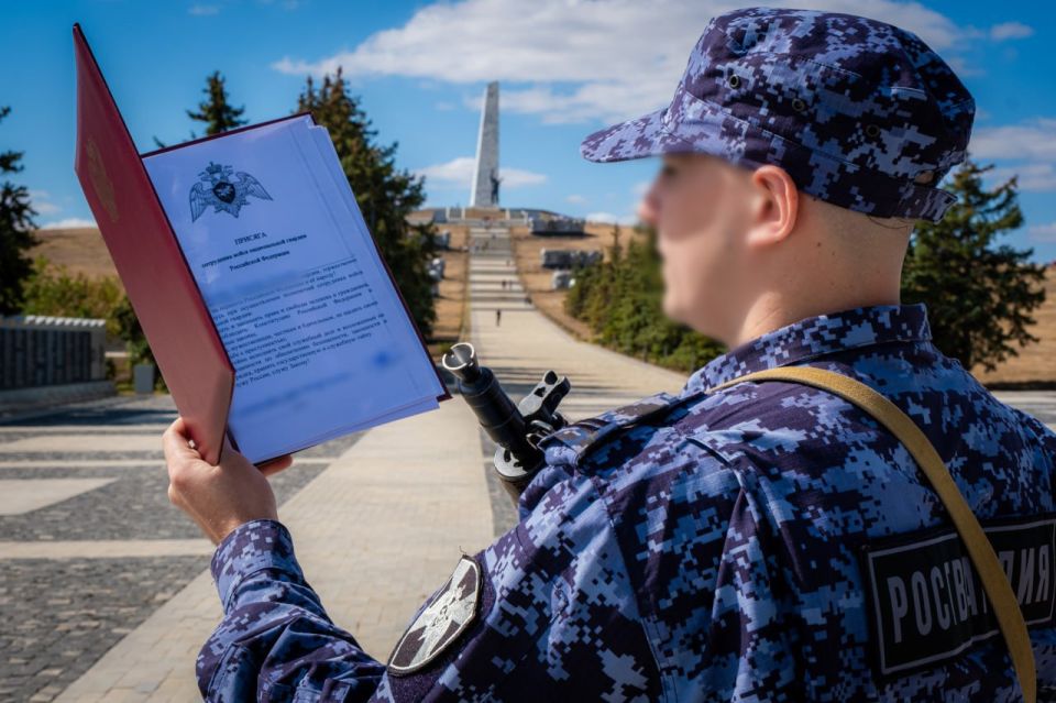 Присягу на верность Российской Федерации приняли сотрудники вневедомственной охраны в ДНР