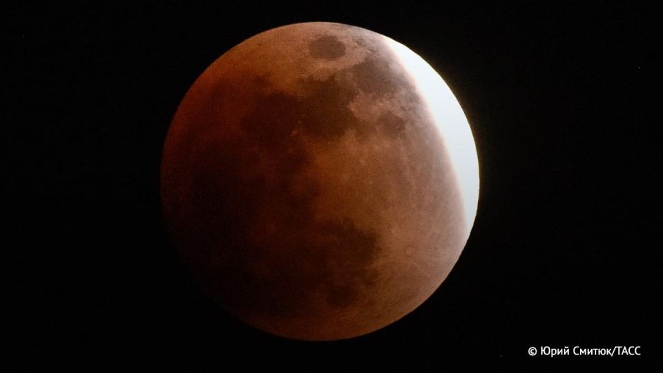 Полное затмение Луны 7 сентября с 19:27 до 22:57 мск будет видно на всей территории России, сообщили ТАСС в пресс-службе Московского планетария