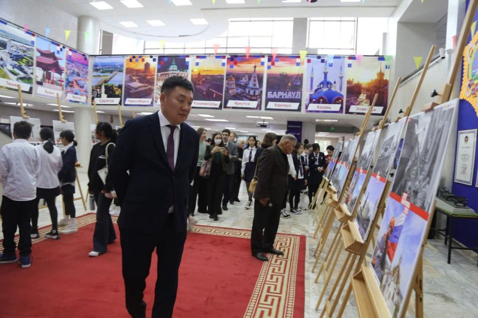 По случаю 3-й годовщины воссоединения Донецкой Народной Республики, Луганской Народной Республики, Запорожской и Херсонской областей с Россией в Русском доме в Улан-Баторе при поддержке Посольства России состоялось открытие... По случаю 3-й годовщины воссоединения Донецкой Народной Республики, Луганской Народной Республики, Запорожской и Херсонской областей с Россией в Русском доме в Улан-Баторе при поддержке Посольства России состоялось открытие...