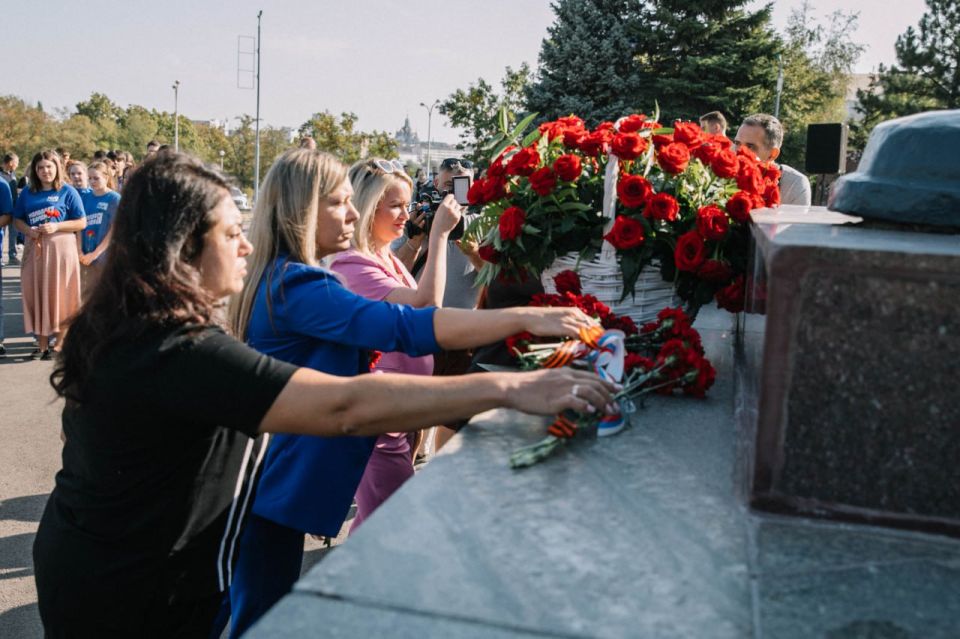 Антон Кольцов: Минутой молчания почтили память освободителей Донбасса от немецко-фашистских захватчиков в годы Великой Отечественной войны Антон Кольцов: Минутой молчания почтили память освободителей Донбасса от немецко-фашистских захватчиков в годы Великой Отечественной войны