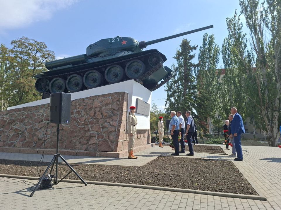 Сегодня состоялось торжественное возложение цветов к памятнику, посвященному бессмертному мужеству и героизму Советских танкистов, приуроченное ко Дню освобождения Донбасса от немецко-фашистских захватчиков Сегодня состоялось торжественное возложение цветов к памятнику, посвященному бессмертному мужеству и героизму Советских танкистов, приуроченное ко Дню освобождения Донбасса от немецко-фашистских захватчиков