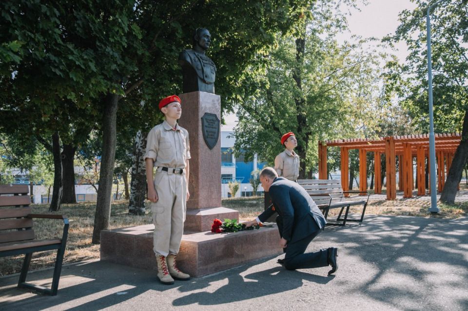 Антон Кольцов: Минутой молчания почтили память освободителей Донбасса от немецко-фашистских захватчиков в годы Великой Отечественной войны Антон Кольцов: Минутой молчания почтили память освободителей Донбасса от немецко-фашистских захватчиков в годы Великой Отечественной войны