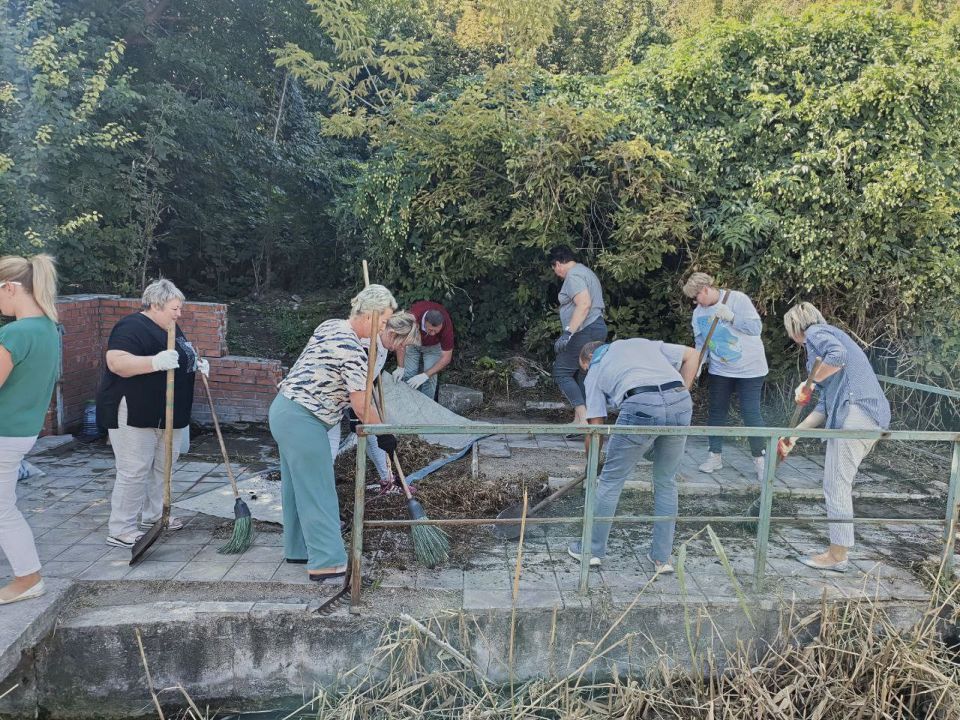 Субботник в Жовтневом районе в рамках акции «Вода России – Чистый Родник» Субботник в Жовтневом районе в рамках акции «Вода России – Чистый Родник»