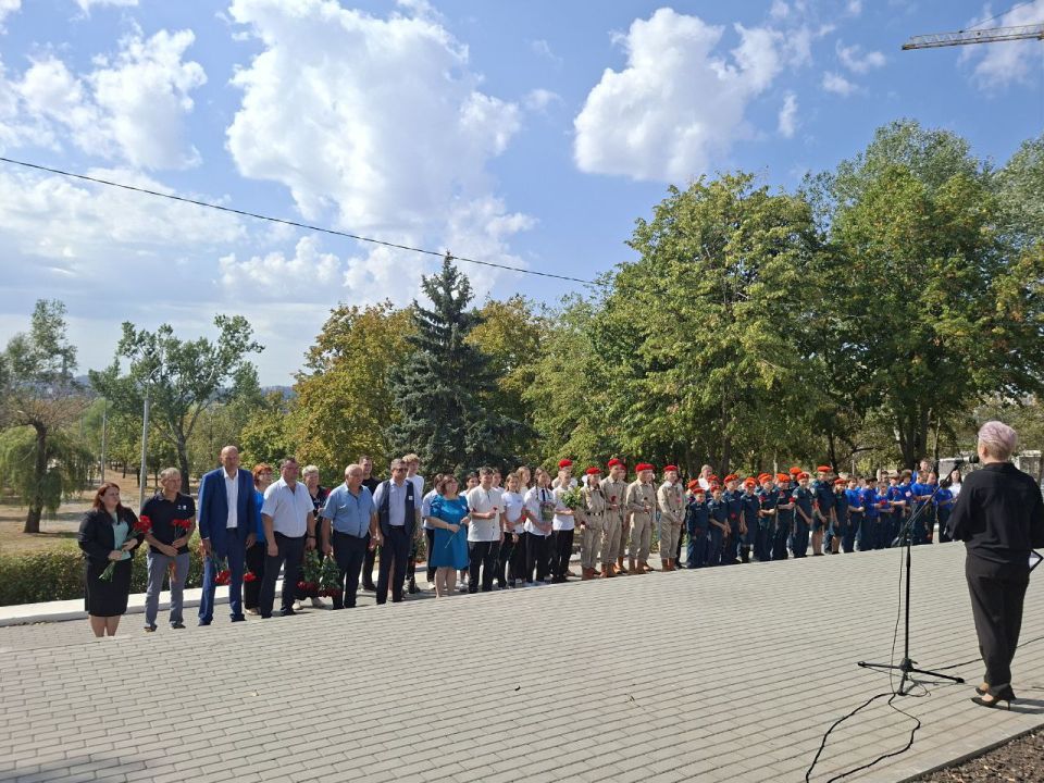 Сегодня состоялось торжественное возложение цветов к памятнику, посвященному бессмертному мужеству и героизму Советских танкистов, приуроченное ко Дню освобождения Донбасса от немецко-фашистских захватчиков Сегодня состоялось торжественное возложение цветов к памятнику, посвященному бессмертному мужеству и героизму Советских танкистов, приуроченное ко Дню освобождения Донбасса от немецко-фашистских захватчиков