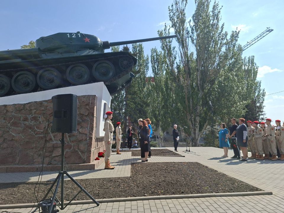 Сегодня состоялось торжественное возложение цветов к памятнику, посвященному бессмертному мужеству и героизму Советских танкистов, приуроченное ко Дню освобождения Донбасса от немецко-фашистских захватчиков Сегодня состоялось торжественное возложение цветов к памятнику, посвященному бессмертному мужеству и героизму Советских танкистов, приуроченное ко Дню освобождения Донбасса от немецко-фашистских захватчиков