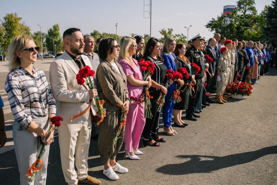Антон Кольцов: Минутой молчания почтили память освободителей Донбасса от немецко-фашистских захватчиков в годы Великой Отечественной войны Антон Кольцов: Минутой молчания почтили память освободителей Донбасса от немецко-фашистских захватчиков в годы Великой Отечественной войны