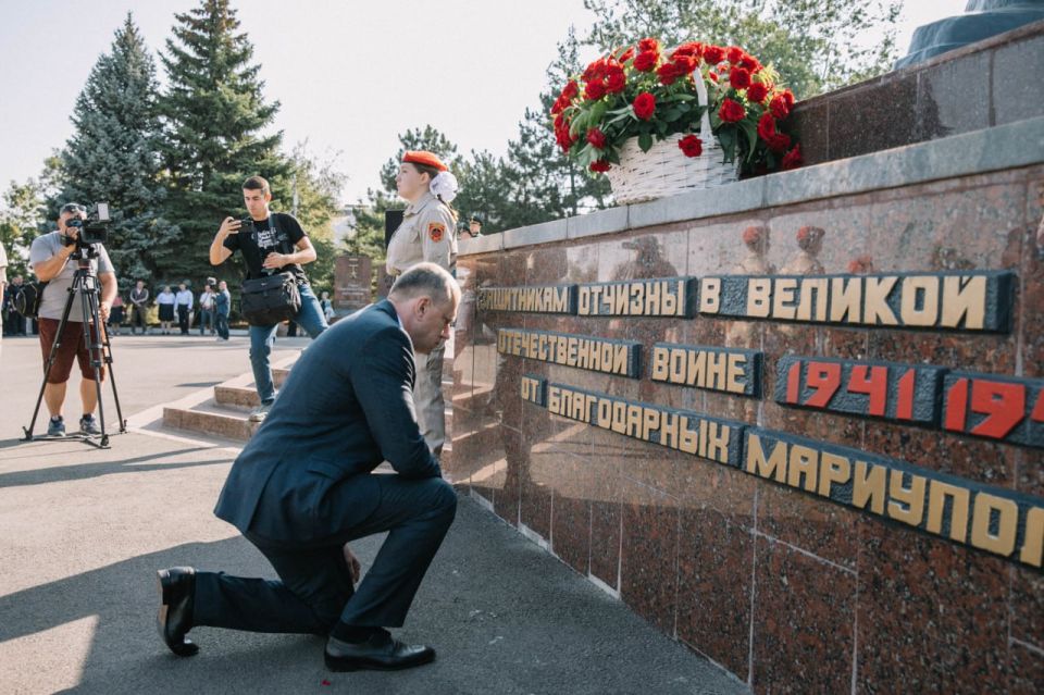 Антон Кольцов: Минутой молчания почтили память освободителей Донбасса от немецко-фашистских захватчиков в годы Великой Отечественной войны Антон Кольцов: Минутой молчания почтили память освободителей Донбасса от немецко-фашистских захватчиков в годы Великой Отечественной войны