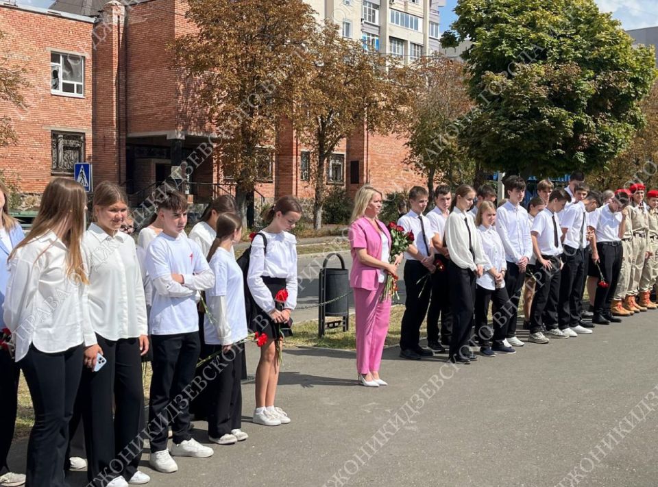 Почтили память освободителей Мариуполя от немецко-фашистских захватчиков в годы Великой Отечественной войны Почтили память освободителей Мариуполя от немецко-фашистских захватчиков в годы Великой Отечественной войны