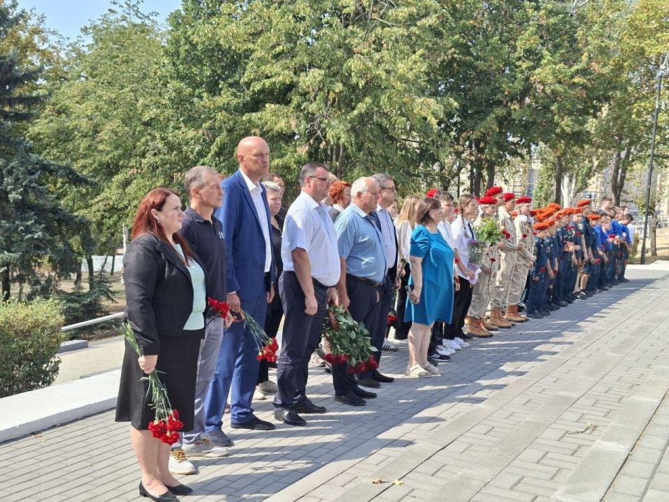 Сегодня состоялось торжественное возложение цветов к памятнику, посвященному бессмертному мужеству и героизму Советских танкистов, приуроченное ко Дню освобождения Донбасса от немецко-фашистских захватчиков