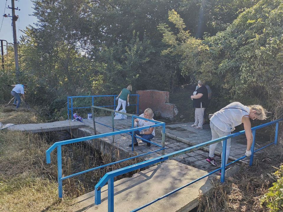 Субботник в Жовтневом районе в рамках акции «Вода России – Чистый Родник» Субботник в Жовтневом районе в рамках акции «Вода России – Чистый Родник»