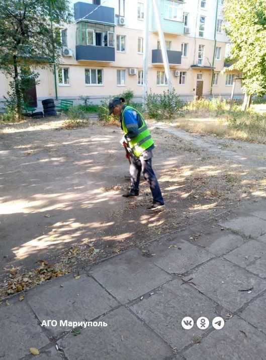 В трех районах Мариуполя коммунальщики выполнили уборку внутридворовых территорий В трех районах Мариуполя коммунальщики выполнили уборку внутридворовых территорий