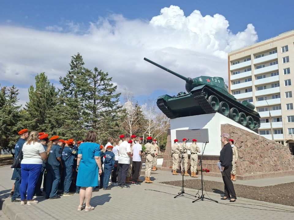 Сегодня состоялось торжественное возложение цветов к памятнику, посвященному бессмертному мужеству и героизму Советских танкистов, приуроченное ко Дню освобождения Донбасса от немецко-фашистских захватчиков Сегодня состоялось торжественное возложение цветов к памятнику, посвященному бессмертному мужеству и героизму Советских танкистов, приуроченное ко Дню освобождения Донбасса от немецко-фашистских захватчиков