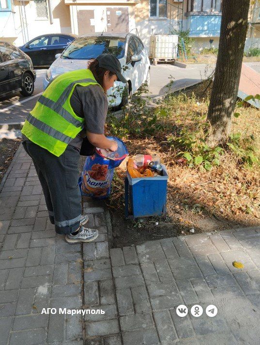 В трех районах Мариуполя коммунальщики выполнили уборку внутридворовых территорий В трех районах Мариуполя коммунальщики выполнили уборку внутридворовых территорий