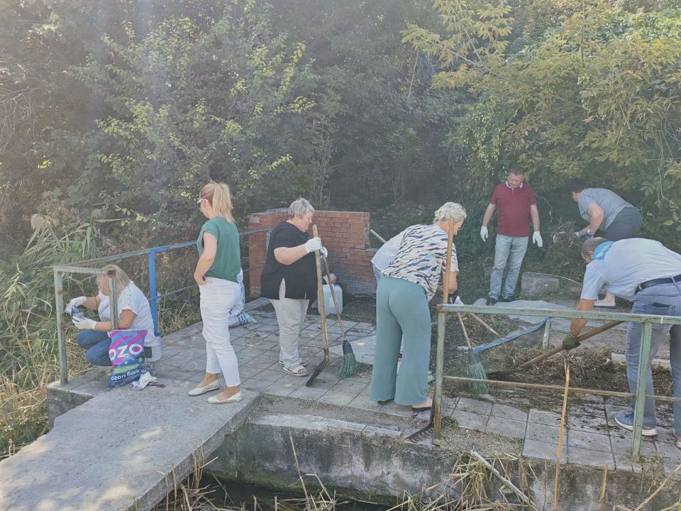 Субботник в Жовтневом районе в рамках акции «Вода России – Чистый Родник» Субботник в Жовтневом районе в рамках акции «Вода России – Чистый Родник»