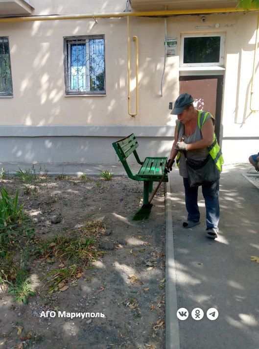 В трех районах Мариуполя коммунальщики выполнили уборку внутридворовых территорий