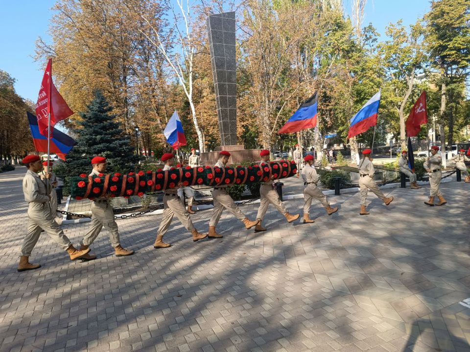Волновахская "Юнармия" приняла участие в памятной церемонии, посвященной 82-й годовщине освобождения Донбасса