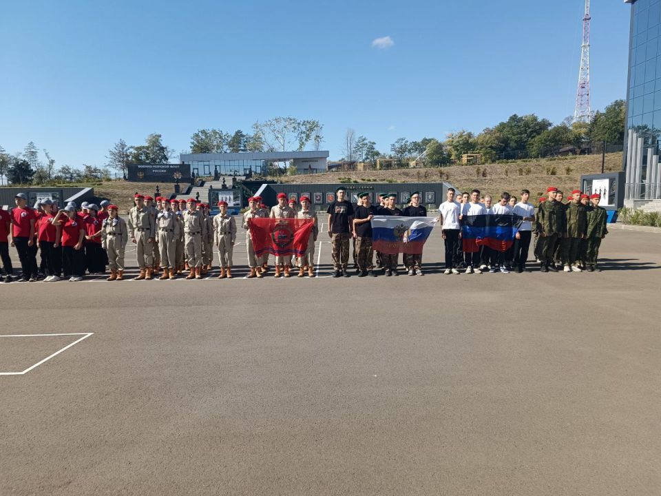 Волновахский округ с гордостью представляет своих Юнармейцев из Волнавахской школы №6, села Свободное, Бугас и Кировское, которые продемонстрировали настоящий боевой дух и мастерство на окружном этапе Всероссийской... Волновахский округ с гордостью представляет своих Юнармейцев из Волнавахской школы №6, села Свободное, Бугас и Кировское, которые продемонстрировали настоящий боевой дух и мастерство на окружном этапе Всероссийской...