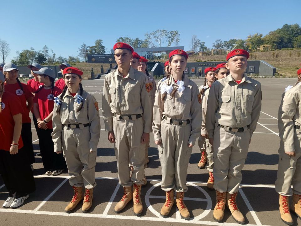 Волновахский округ с гордостью представляет своих Юнармейцев из Волнавахской школы №6, села Свободное, Бугас и Кировское, которые продемонстрировали настоящий боевой дух и мастерство на окружном этапе Всероссийской... Волновахский округ с гордостью представляет своих Юнармейцев из Волнавахской школы №6, села Свободное, Бугас и Кировское, которые продемонстрировали настоящий боевой дух и мастерство на окружном этапе Всероссийской...