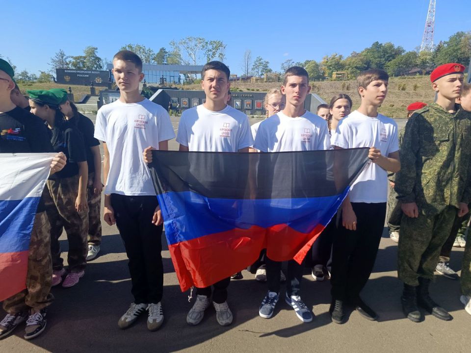 Волновахский округ с гордостью представляет своих Юнармейцев из Волнавахской школы №6, села Свободное, Бугас и Кировское, которые продемонстрировали настоящий боевой дух и мастерство на окружном этапе Всероссийской... Волновахский округ с гордостью представляет своих Юнармейцев из Волнавахской школы №6, села Свободное, Бугас и Кировское, которые продемонстрировали настоящий боевой дух и мастерство на окружном этапе Всероссийской...