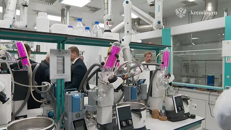 Владимир Путин прибыл в лабораторный комплекс научно-технологического университета «Сириус»