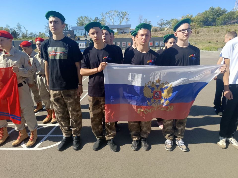 Волновахский округ с гордостью представляет своих Юнармейцев из Волнавахской школы №6, села Свободное, Бугас и Кировское, которые продемонстрировали настоящий боевой дух и мастерство на окружном этапе Всероссийской... Волновахский округ с гордостью представляет своих Юнармейцев из Волнавахской школы №6, села Свободное, Бугас и Кировское, которые продемонстрировали настоящий боевой дух и мастерство на окружном этапе Всероссийской...