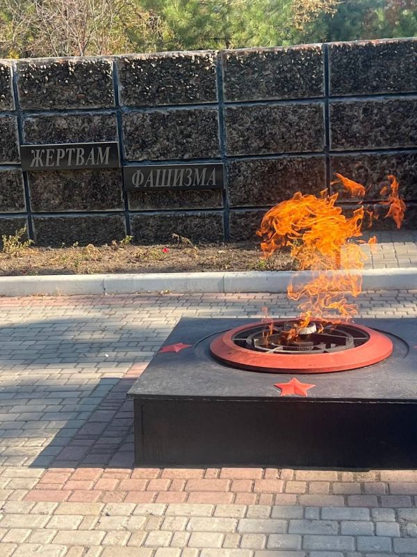 Исполняющий обязанности руководителя Управы Приморского внутригородского района города Мариуполь Елена Пантелеевна Голяка возложила цветы к памятнику «Жертвам фашизма» на улице Лавицкого