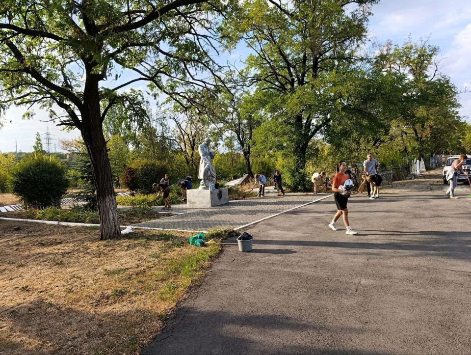8 сентября казаки Мариупольского отделения СКВРиЗ вместе с молодежью и воспитанниками организовали и приняли участие в мероприятии по уборке территории Братской могилы воинов, погибших при освобождении города Мариуполь 8 сентября казаки Мариупольского отделения СКВРиЗ вместе с молодежью и воспитанниками организовали и приняли участие в мероприятии по уборке территории Братской могилы воинов, погибших при освобождении города Мариуполь