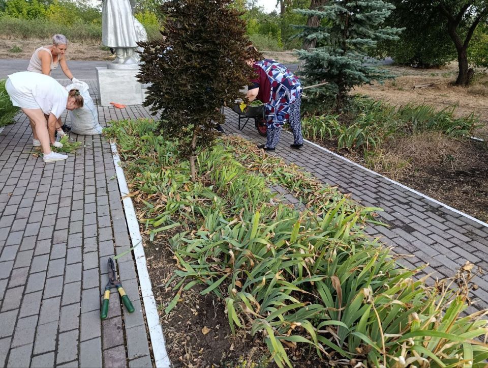 8 сентября казаки Мариупольского отделения СКВРиЗ вместе с молодежью и воспитанниками организовали и приняли участие в мероприятии по уборке территории Братской могилы воинов, погибших при освобождении города Мариуполь 8 сентября казаки Мариупольского отделения СКВРиЗ вместе с молодежью и воспитанниками организовали и приняли участие в мероприятии по уборке территории Братской могилы воинов, погибших при освобождении города Мариуполь