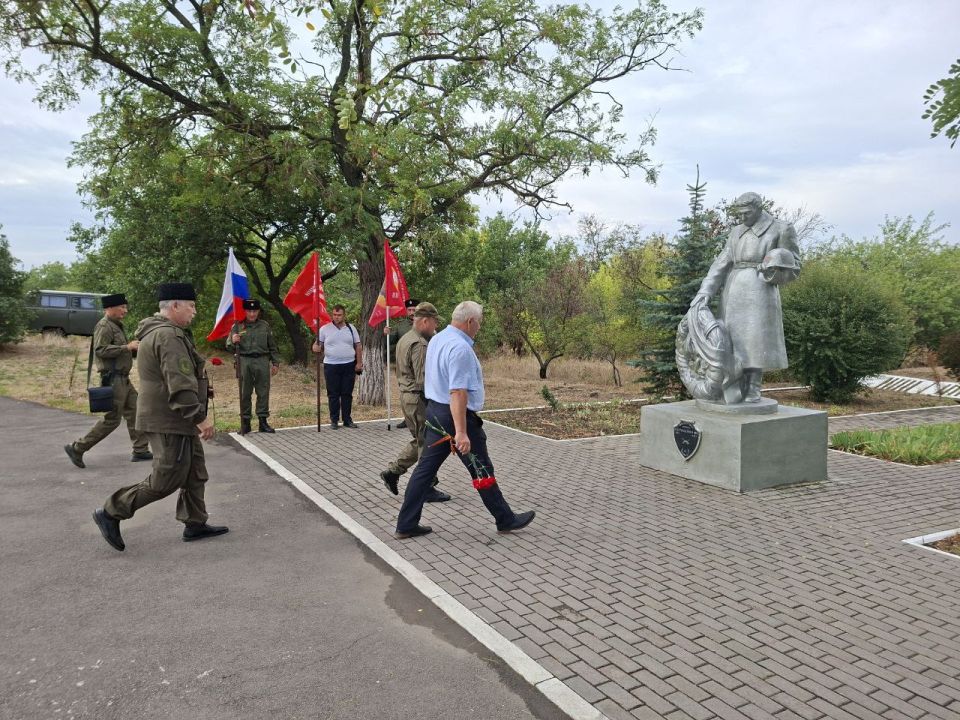 По случаю 82-й годовщины освобождения Мариуполя от немецко-фашистских захватчиков состоялось возложения цветов на Братские могилы, расположенные на территории Ильичевского района города Мариуполь По случаю 82-й годовщины освобождения Мариуполя от немецко-фашистских захватчиков состоялось возложения цветов на Братские могилы, расположенные на территории Ильичевского района города Мариуполь