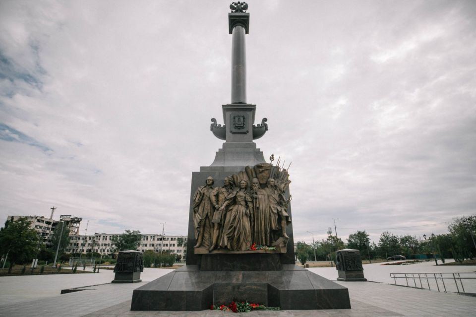 Антон Кольцов: По случаю 82-й годовщины освобождения Мариуполя от немецко-фашистских захватчиков к монументу "Мариуполь – город воинской славы" возложил цветы Антон Кольцов: По случаю 82-й годовщины освобождения Мариуполя от немецко-фашистских захватчиков к монументу "Мариуполь – город воинской славы" возложил цветы