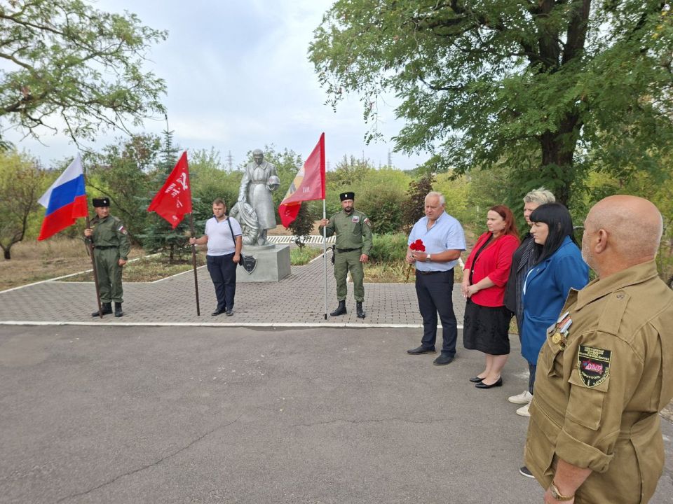 По случаю 82-й годовщины освобождения Мариуполя от немецко-фашистских захватчиков состоялось возложения цветов на Братские могилы, расположенные на территории Ильичевского района города Мариуполь По случаю 82-й годовщины освобождения Мариуполя от немецко-фашистских захватчиков состоялось возложения цветов на Братские могилы, расположенные на территории Ильичевского района города Мариуполь