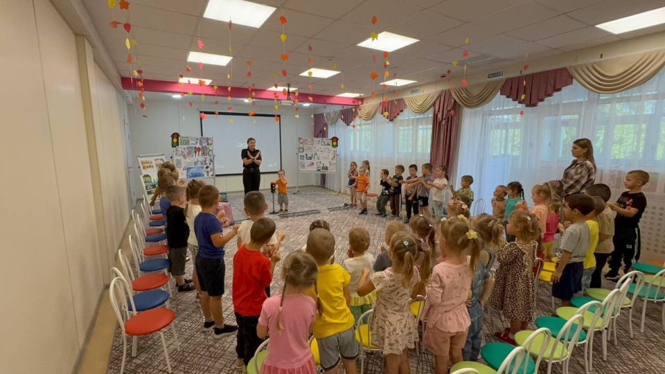 В детском саду №93 города Мариуполя прошла яркая и познавательная встреча! К малышам в гости пришли сотрудники Госавтоинспекции В детском саду №93 города Мариуполя прошла яркая и познавательная встреча! К малышам в гости пришли сотрудники Госавтоинспекции