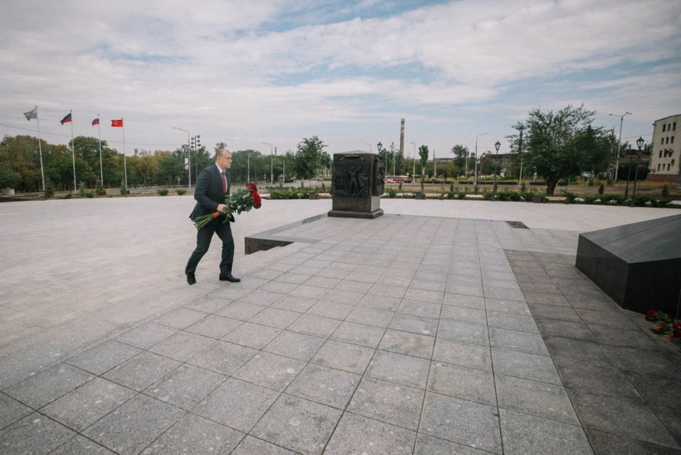 Антон Кольцов: По случаю 82-й годовщины освобождения Мариуполя от немецко-фашистских захватчиков к монументу "Мариуполь – город воинской славы" возложил цветы Антон Кольцов: По случаю 82-й годовщины освобождения Мариуполя от немецко-фашистских захватчиков к монументу "Мариуполь – город воинской славы" возложил цветы