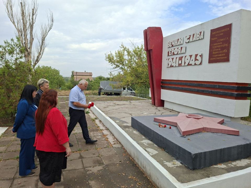 По случаю 82-й годовщины освобождения Мариуполя от немецко-фашистских захватчиков состоялось возложения цветов на Братские могилы, расположенные на территории Ильичевского района города Мариуполь По случаю 82-й годовщины освобождения Мариуполя от немецко-фашистских захватчиков состоялось возложения цветов на Братские могилы, расположенные на территории Ильичевского района города Мариуполь