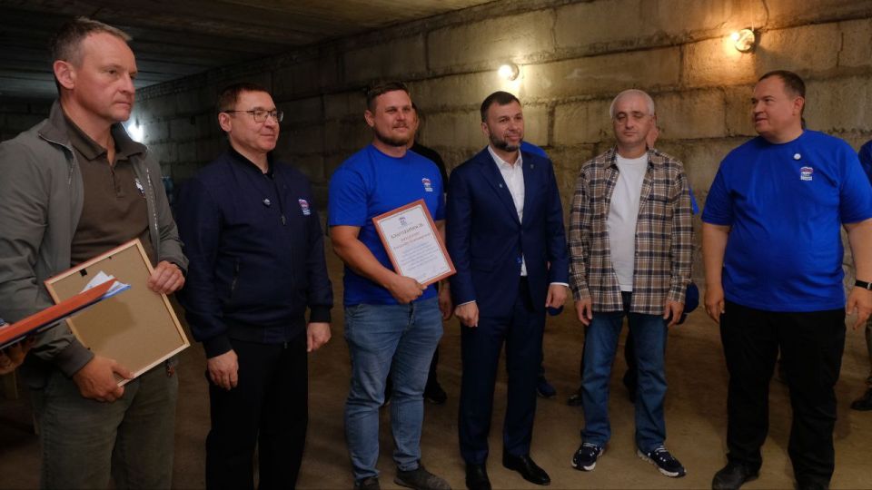 Денис Пушилин: Вместе с секретарем Генсовета «Единой России» Владимиром Якушевым поблагодарили активистов Донецкого реготделения партии за помощь нашим жителям в доставке питьевой и технической воды Денис Пушилин: Вместе с секретарем Генсовета «Единой России» Владимиром Якушевым поблагодарили активистов Донецкого реготделения партии за помощь нашим жителям в доставке питьевой и технической воды