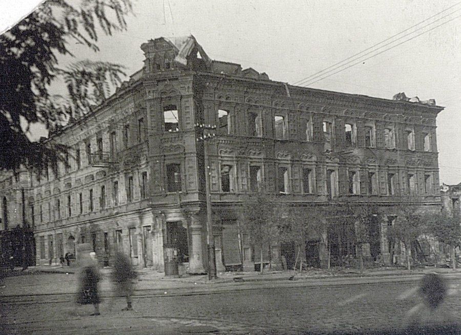 В День освобождения Мариуполя от немецко-фашистских захватчиков публикуем фото, которые показывают, в каком состоянии наш город встретил освободителей и долгожданный мир В День освобождения Мариуполя от немецко-фашистских захватчиков публикуем фото, которые показывают, в каком состоянии наш город встретил освободителей и долгожданный мир