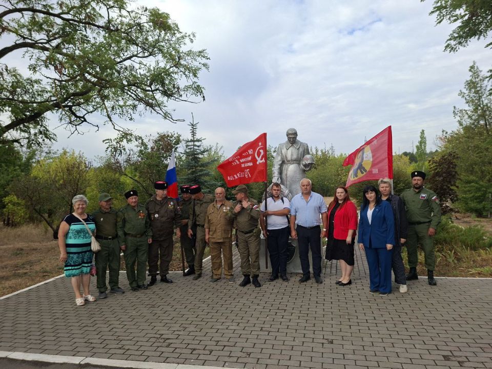 По случаю 82-й годовщины освобождения Мариуполя от немецко-фашистских захватчиков состоялось возложения цветов на Братские могилы, расположенные на территории Ильичевского района города Мариуполь