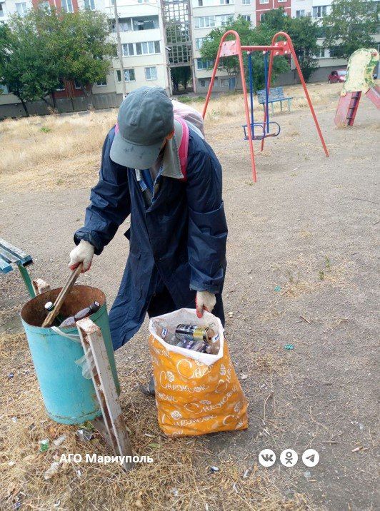 «Мариупольжилкомплекс» провел уборку дворов в трех районах города «Мариупольжилкомплекс» провел уборку дворов в трех районах города
