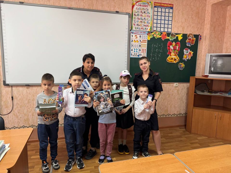 Полицейские приняли участие в акции "Помоги пойти учиться" Полицейские приняли участие в акции "Помоги пойти учиться"