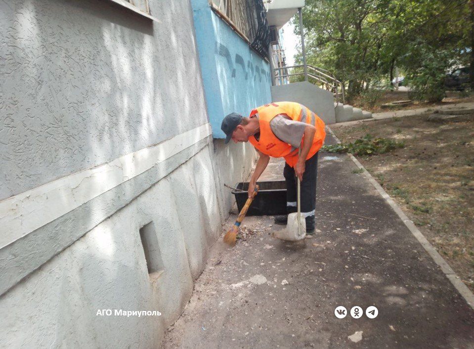 «Мариупольжилкомплекс» провел уборку дворов в трех районах города «Мариупольжилкомплекс» провел уборку дворов в трех районах города