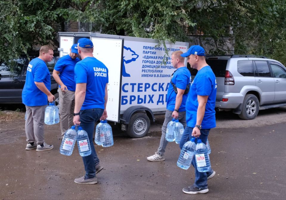 Денис Пушилин: Вместе с секретарем Генсовета «Единой России» Владимиром Якушевым поблагодарили активистов Донецкого реготделения партии за помощь нашим жителям в доставке питьевой и технической воды Денис Пушилин: Вместе с секретарем Генсовета «Единой России» Владимиром Якушевым поблагодарили активистов Донецкого реготделения партии за помощь нашим жителям в доставке питьевой и технической воды