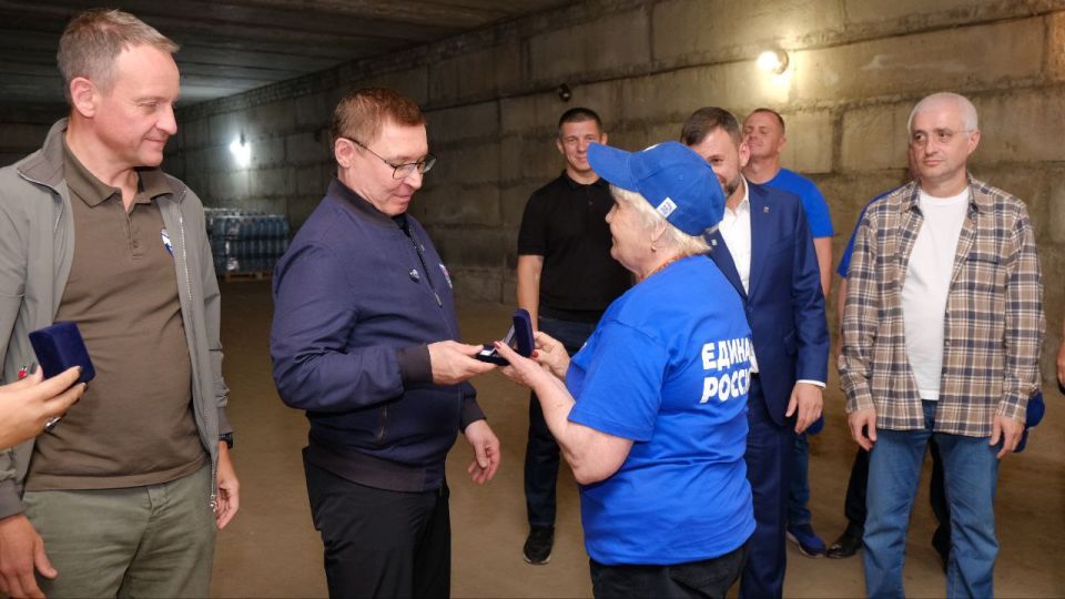 Денис Пушилин: Вместе с секретарем Генсовета «Единой России» Владимиром Якушевым поблагодарили активистов Донецкого реготделения партии за помощь нашим жителям в доставке питьевой и технической воды Денис Пушилин: Вместе с секретарем Генсовета «Единой России» Владимиром Якушевым поблагодарили активистов Донецкого реготделения партии за помощь нашим жителям в доставке питьевой и технической воды