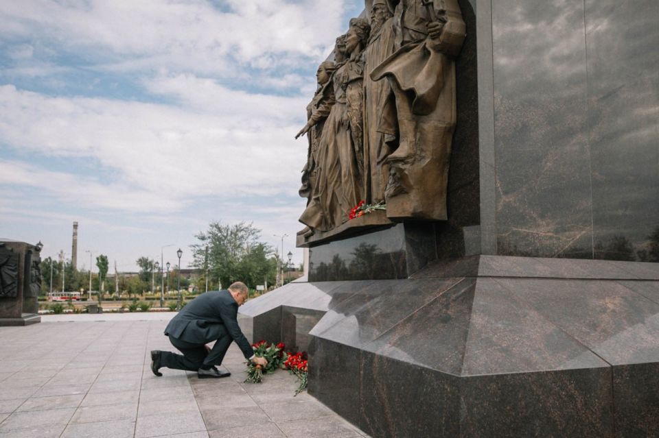 Антон Кольцов: По случаю 82-й годовщины освобождения Мариуполя от немецко-фашистских захватчиков к монументу "Мариуполь – город воинской славы" возложил цветы Антон Кольцов: По случаю 82-й годовщины освобождения Мариуполя от немецко-фашистских захватчиков к монументу "Мариуполь – город воинской славы" возложил цветы