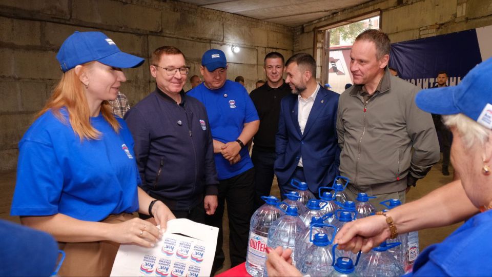 Денис Пушилин: Вместе с секретарем Генсовета «Единой России» Владимиром Якушевым поблагодарили активистов Донецкого реготделения партии за помощь нашим жителям в доставке питьевой и технической воды Денис Пушилин: Вместе с секретарем Генсовета «Единой России» Владимиром Якушевым поблагодарили активистов Донецкого реготделения партии за помощь нашим жителям в доставке питьевой и технической воды